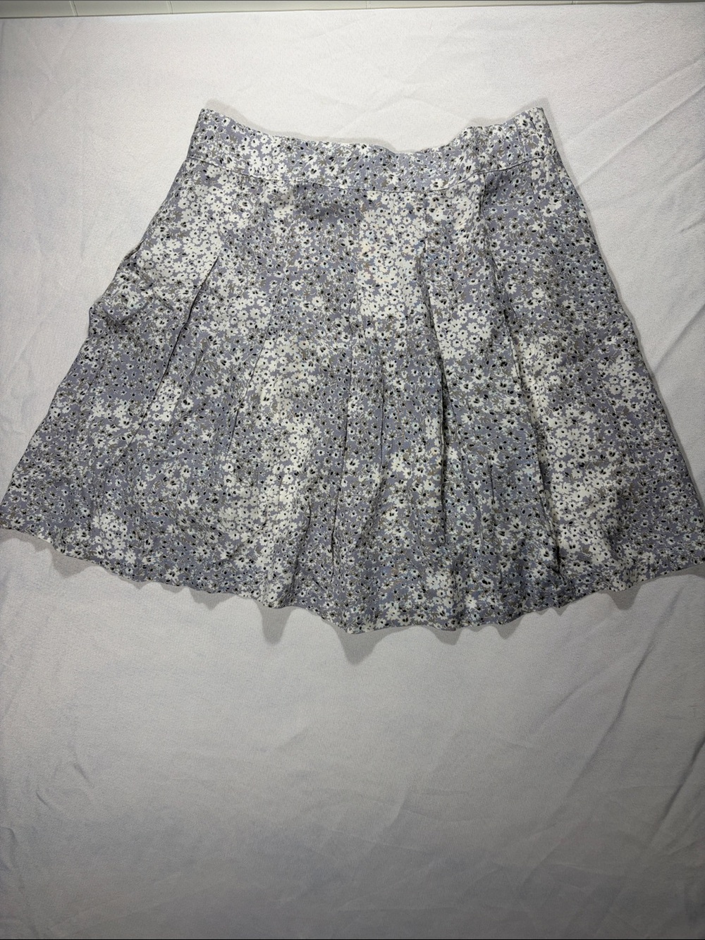 Floral Mini Skirt in Light Gray and White by Sim & Sam - Size M